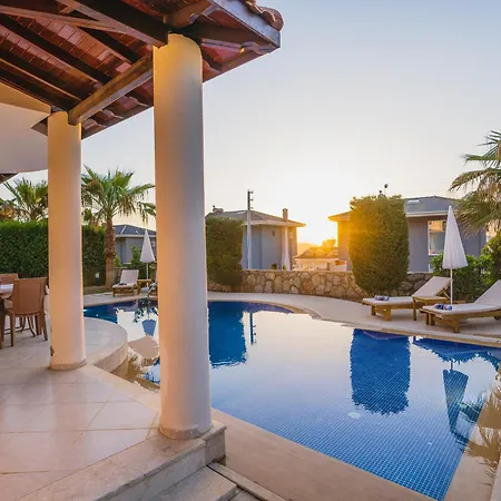 Ovacikta 3 Odali Oezel Havuzlu Royal 14